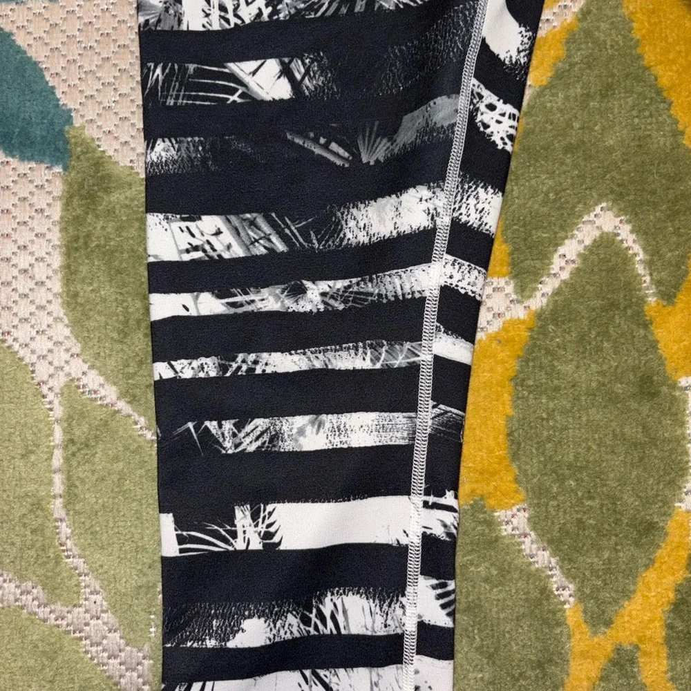 Lululemon Wunder Under Crop Leggings Black White Palm Stripe Print Size 10 - Picture 2 of 8